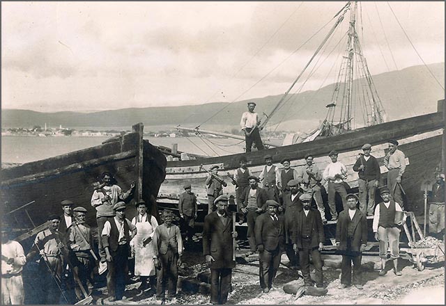 Το προσωπικό του ναυπηγίου στα Πευκάκια του Βόλου λίγο πριν το 1920